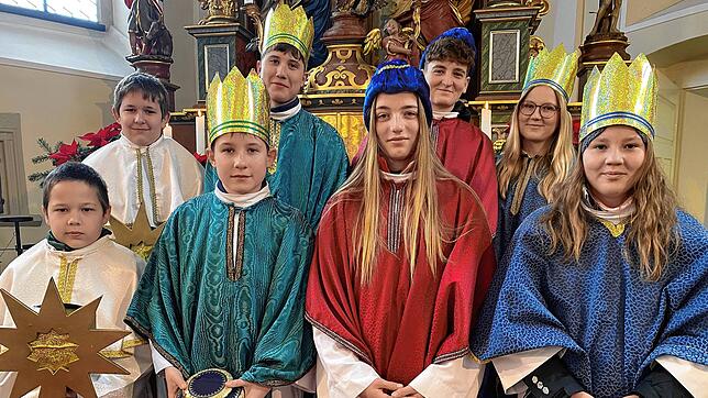 Die Birkendorfer Sternsinger (vorne, von links): Simon Gamper, Lorenz Fischer, Sophia Rogg, Martha Dörflinger. Hinten, von links: Luca ...