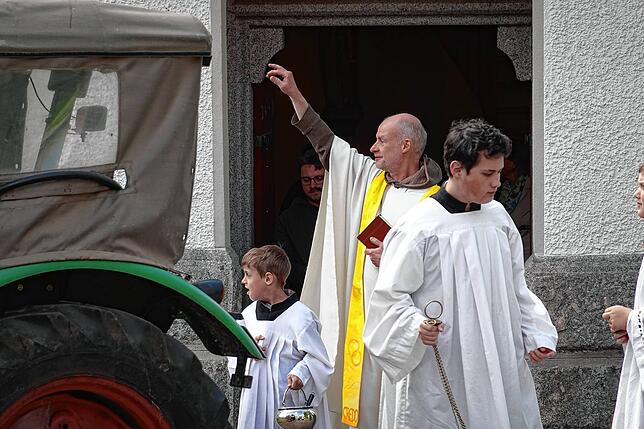 Bild 20: Die Plätze waren im Nu belegt – großes Gedränge beim Traktorenfest in Rotzingen