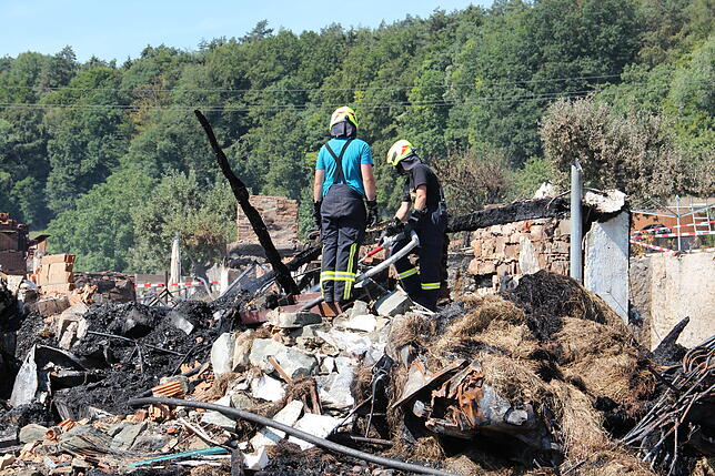 Die Freiwillige Feuerwehr ist mehrere Stunden im Dauereinsatz.