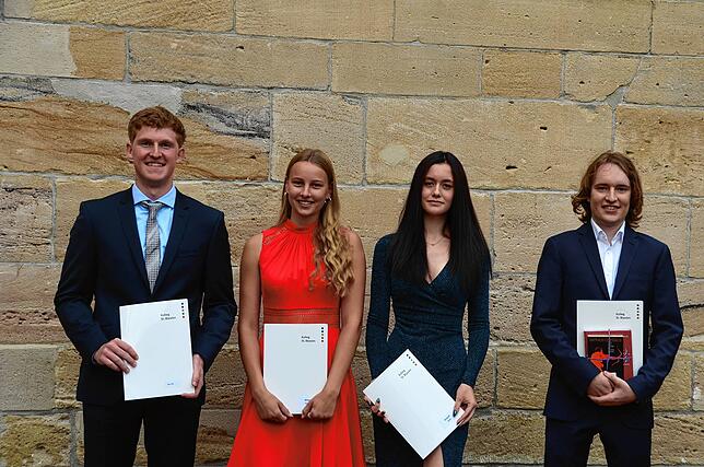 Den besten Notendurchschnitt (1,0) hatten Henri Ohl, Carlotta Rümelin, Lena Knüppel und Alexander Werny (von links).