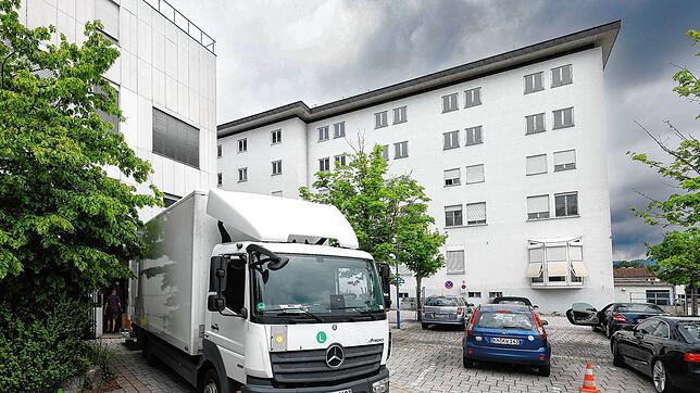 Ende Juni standen die Umzugswagen vor dem Radolfzeller Krankenhaus. Seitdem hat es geschlossen. Nun geht es in der Diskussion um die ...
