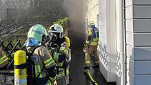 Atemschutzträger im Einsatz: Ein Brand war am Montag in einem Praxisgebäude in Waldshut ausgebrochen. Aus dem Haus dringt Rauch.