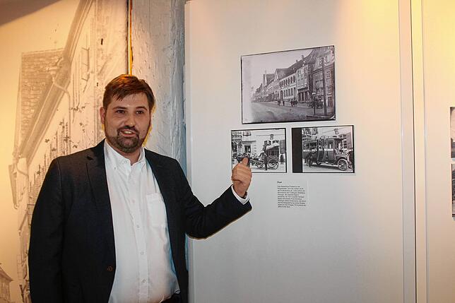 Museumsleiter Julian Windmöller nahm vor der Vernissage einige Sponsoren und Unterstützer mit zu einer Kurzführung durch die Ausstellung.