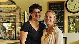 Aleyna Özkan (links) und Sandra Martin freuen sich auf die Zukunft mit ihrem Café Auszeit im Paradies.