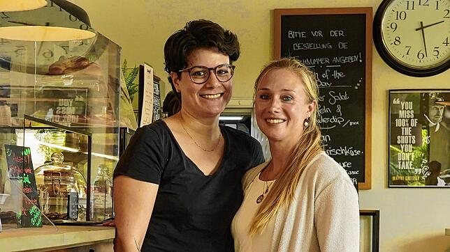 Aleyna Özkan (links) und Sandra Martin freuen sich auf die Zukunft mit ihrem Café Auszeit im Paradies.