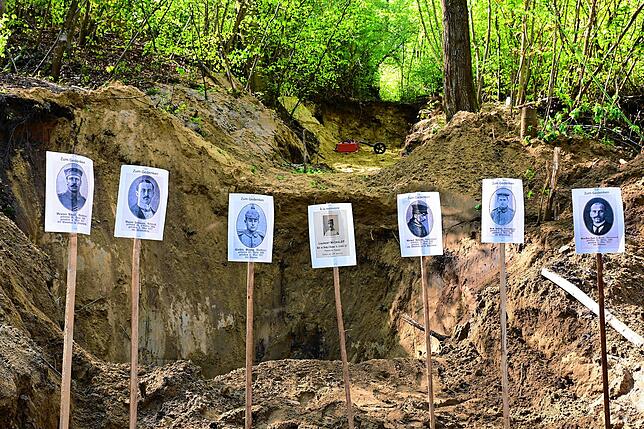 Provisorisches Gedenken: Bei den Grabungen am Winterberg stellte der Volksbund Fotos von vermissten Soldaten auf.