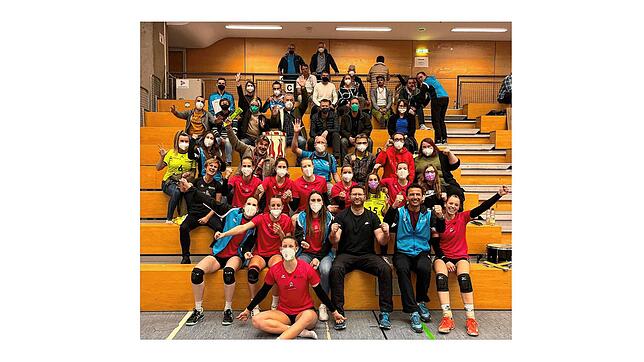 Auf ihre Fans konnten sich die Villinger Volleyballerinnen auch am Donnerstag in Tübingen verlassen. Gemeinsam feierten sie nach dem ...