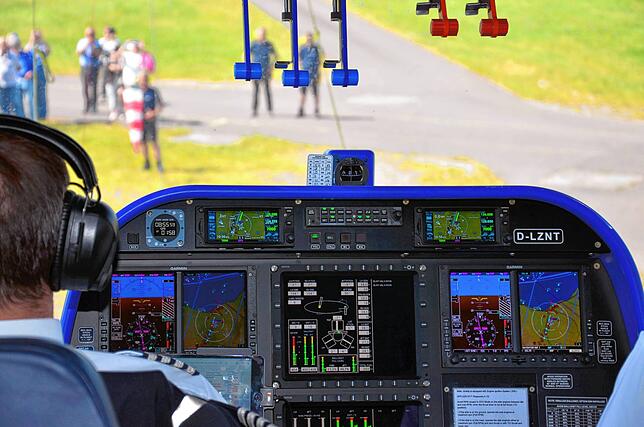 (Archiv) Blick ins Cockpit eines Zeppelin NT.