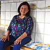 Wo es am wärmsten ist: Maria Hensler auf der Ofenbank ihres Hauses in Gaienhofen. Sie gründete das Netzwerk Nachbarschaftshilfe.