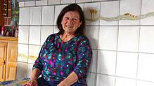 Wo es am wärmsten ist: Maria Hensler auf der Ofenbank ihres Hauses in Gaienhofen. Sie gründete das Netzwerk Nachbarschaftshilfe.