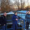 Niels Bader vom Eigenbetrieb Abwasser (mittig) zeigt dem Technischen Ausschuss des Gemeinderats das Gelände der alten Kläranlage in ...