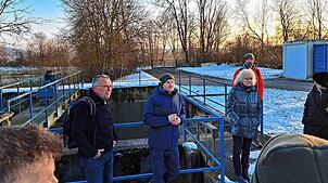 Niels Bader vom Eigenbetrieb Abwasser (mittig) zeigt dem Technischen Ausschuss des Gemeinderats das Gelände der alten Kläranlage in ...