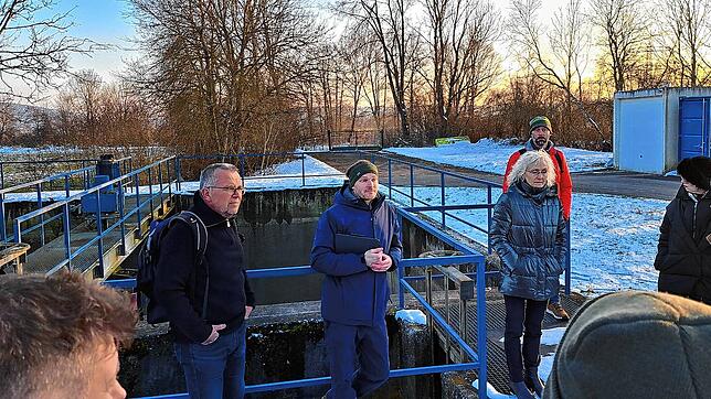 Niels Bader vom Eigenbetrieb Abwasser (mittig) zeigt dem Technischen Ausschuss des Gemeinderats das Gelände der alten Kläranlage in ...
