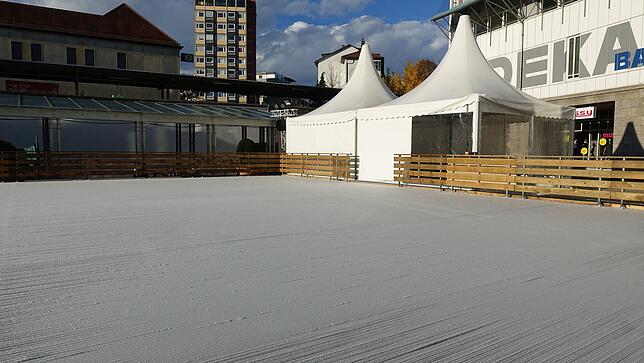 Auf der Eislaufbahn auf dem Romanshorner Platz glitzerte es bereits am Montagmorgen. Bis zur Eröffnung am Freitagnachmittag soll die ...