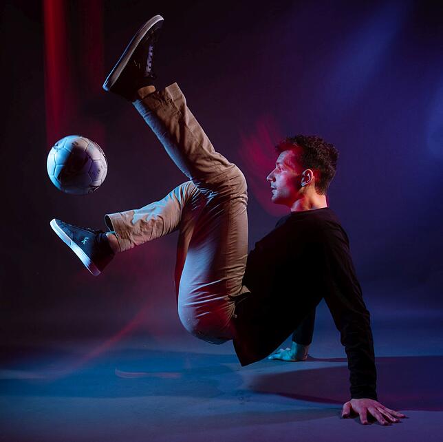 Seine Tricks mit dem Ball zeigt Fuß´ball-Freestyler Patrick Bäurer aus Hondingen am Sonntag im SWR-Fernsehen.