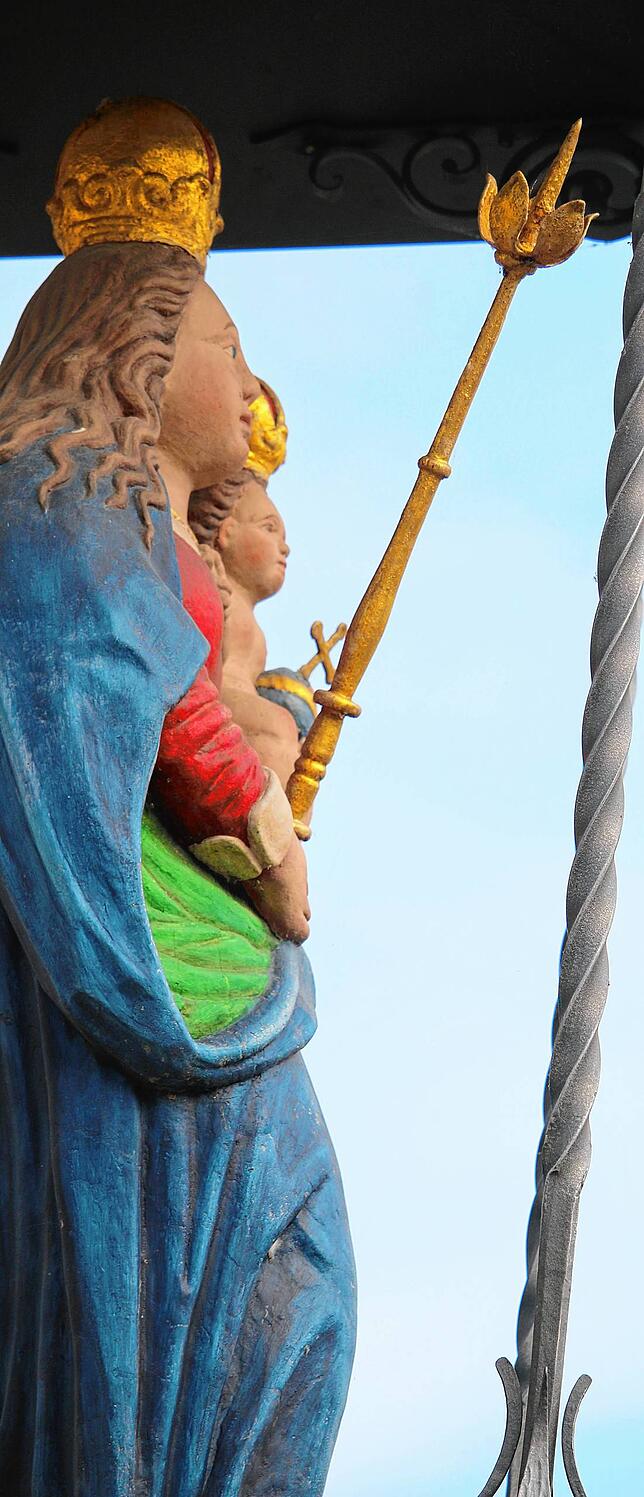 Die Mutter Gottes mit Kind steht schon sehr lange an diesem Platz in Sipplingen. Mittlerweile steht sie sogar unter Denkmalschutz.