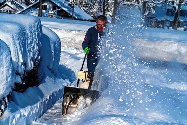 Winter-Impressionen. Achim Sedlmayer bahnt sich mit der Schneefräse seinen Weg durch den Neuschnee.