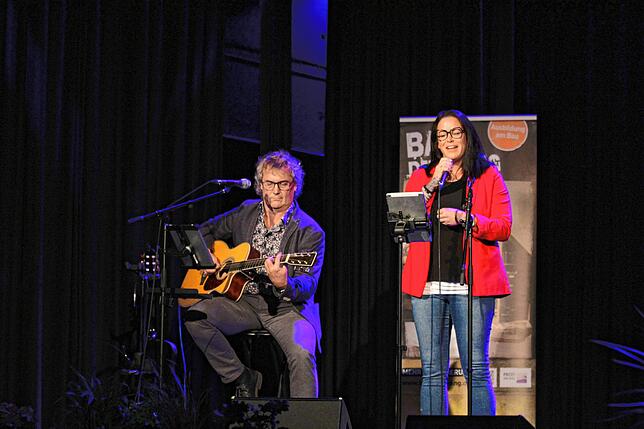 Das Duo &bdquo;Man and me&ldquo; mit Tatjana Mitsche und Jürgen Koringer begleitet musikalisch die Freisprechungsfeier der ...