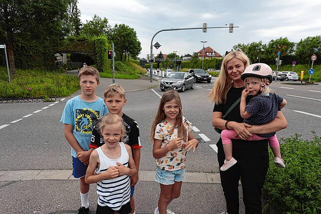 Wenn an Samstagen die Abbiegespur von der Schweiz kommend nach rechts in Richtung Gartenstraße abgesperrt ist und die Autos dort ...