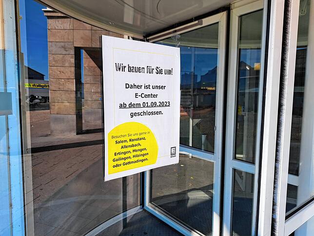„Wir bauen für Sie um!“ hieß es vor einem Jahr an der Drehtür des Supermarkts.