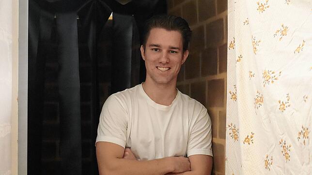 Der 21-jährige Kai Eberhard vor den Kulissen seines neuesten Programms „Horror Universe“ im Blauen Haus in Singen.