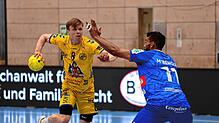 Felix Sproß (am Ball, hier im Spiel gegen Bergischer HC) hat sich in der Partie in Hagen schwer verletzt.