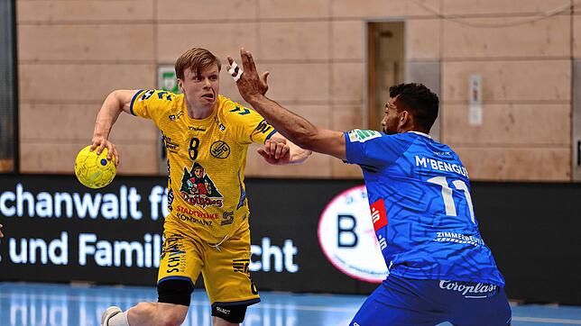Felix Sproß (am Ball, hier im Spiel gegen Bergischer HC) hat sich in der Partie in Hagen schwer verletzt.