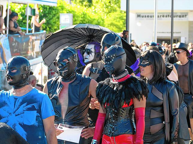 Bei vielen Gästen durfte auch die obligatorische Maske aus Latex und Leder nicht fehlen.