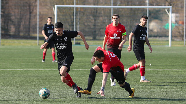 Mete Cesur (Anadolu Radolfzell) zieht hier an Gästespieler Christian Künstner vorbei.