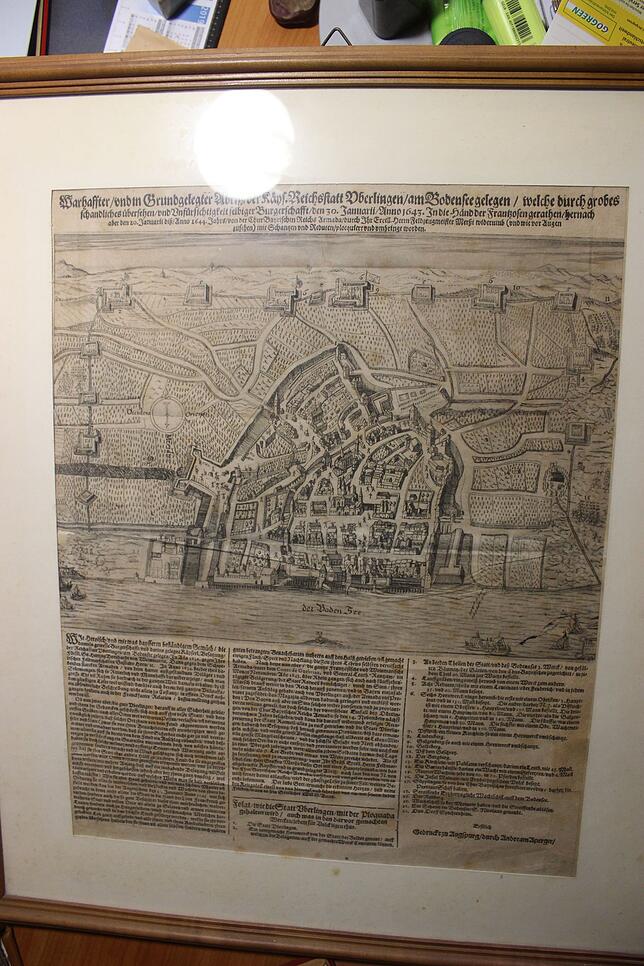 Eine historische Stadtansicht von Überlingen, erkennbar ist das Grundtor im Südwesten, das von den Truppen Konrad Wiederholds überfallen ...