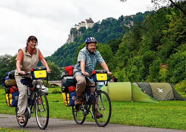 Auch Radwandern ist groß in Trend – hier zwei Urlauber bei Hausen im Donautal.