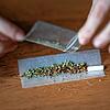 Eine Person dreht sich einen Joint. In der Verhandlung ging es nicht nur um Cannabis, sondern auch um Koks und Amphetamine