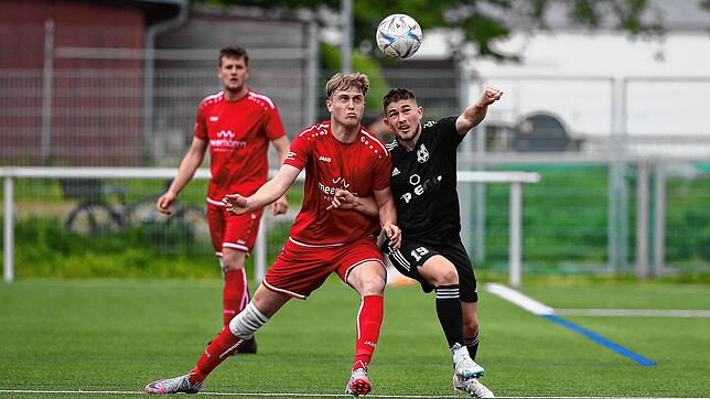 In einem ausgeglichenen Bezirksligaduell setzte sich die SG Reichenau (Willi Winterhalter, links) mit 3:2 beim FC Hilzingen (Lars ...
