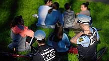 Polizeibeamte können auch künftig in Parks Personen (Symbolbild) kontrollieren, die öffentlich kiffen.