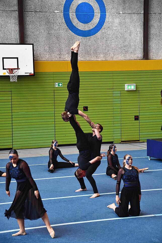 Eine der Hebefiguren aus dem Programm des Showteams Phoenix.
