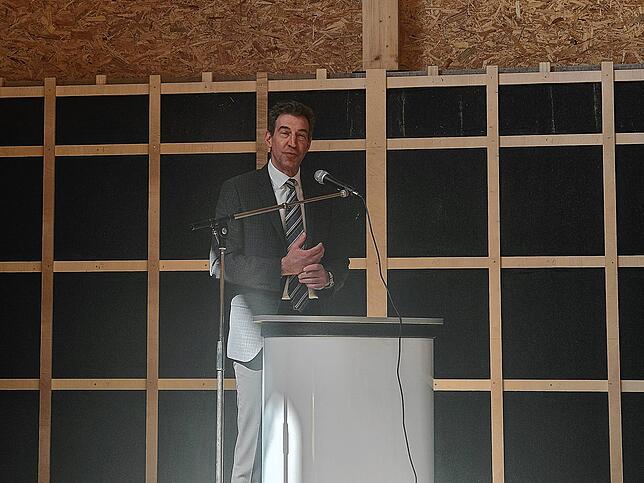 Oberbürgermeister Erik Pauly hält beim Richtfest ein Grußwort.