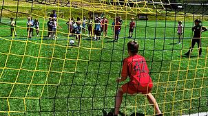 Das Elfmeterschießen findet beim Aktionstag viel Anklang und lockt zahlreiche Kinder an, die ihre Treffsicherheit ausprobieren wollen. ...