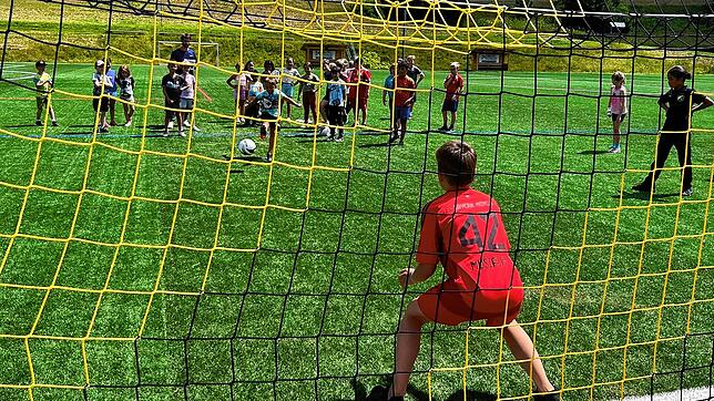 Das Elfmeterschießen findet beim Aktionstag viel Anklang und lockt zahlreiche Kinder an, die ihre Treffsicherheit ausprobieren wollen. ...