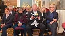 Martin Walser wirft einen Blick in den druckfrischen Band mit "neuen Einsichten" zu seinem Werk, den ihm bei der Buchvorstellung in der ...