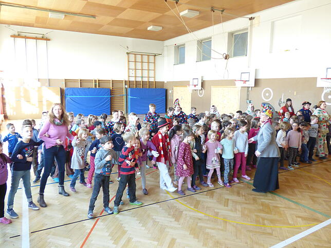 Viel Spaß beim gemeinsamen Schunkeln haben die Erstklässler der Jakob-Gretser-Schule mit Kindern aus der Narrenzunft.