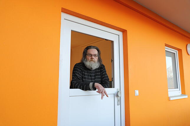 Rainer Reichelt steht in seinem Appartement.