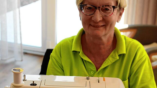 Gabi Jenal vom AWO-Pflegeteam näht in den Räumen der geschlossenen Tagespflege Gesichtsmasken.