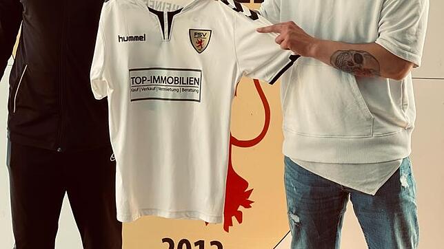 Neuzugang: Der Bad Säckinger Jason Cerimi (links, mit Sportchef Julian Jäger) verlässt seinen Ausbildungsverein FC Basel und schließt ...