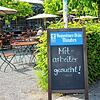 &bdquo;Mitarbeiter gesucht!&ldquo; steht auf dem Schild vor der Hafenhalle Konstanz.