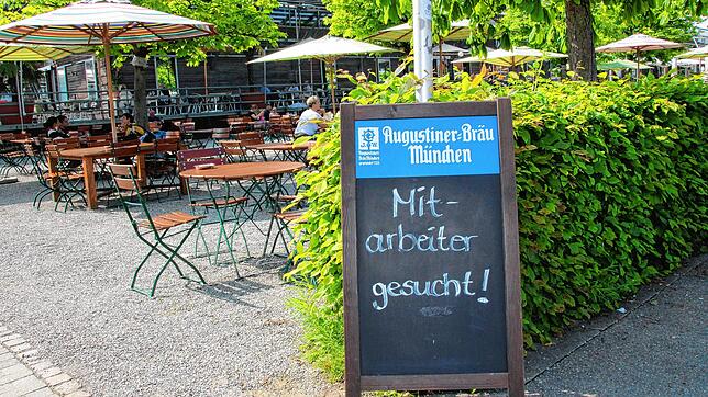 &bdquo;Mitarbeiter gesucht!&ldquo; steht auf dem Schild vor der Hafenhalle Konstanz.