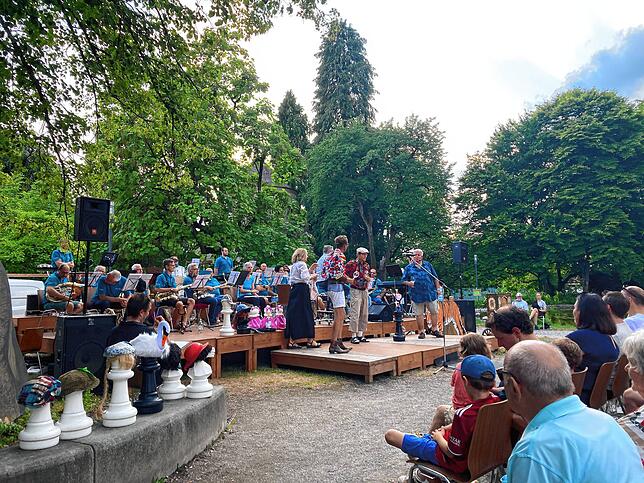 Beim Mögginger Dorffest sind fast alle Stühle besetzt bei der Aufführung des Singspiels „De Bue und die Fischerin“.
