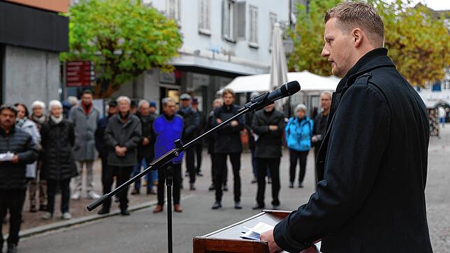 OB Simon Gröger bei seiner Rede zum Volkstrauertag am Rathaus Radolfzell.