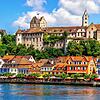 Wer sich nicht ins Flugzeug setzen möchte, kann auch in Deutschland wunderschöne Orte entdecken zum Beispiel die Altstadt von Meersburg.