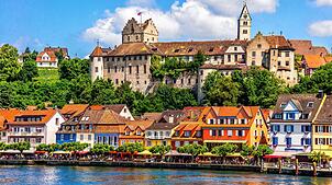 Wer sich nicht ins Flugzeug setzen möchte, kann auch in Deutschland wunderschöne Orte entdecken zum Beispiel die Altstadt von Meersburg.