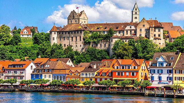 Wer sich nicht ins Flugzeug setzen möchte, kann auch in Deutschland wunderschöne Orte entdecken zum Beispiel die Altstadt von Meersburg.